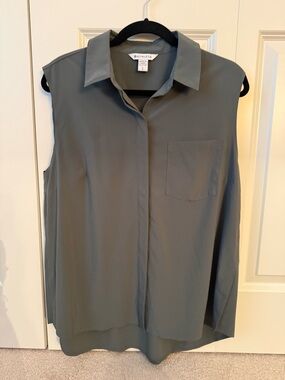 Athleta women’s button up top sleeveless large green pocket mint condition